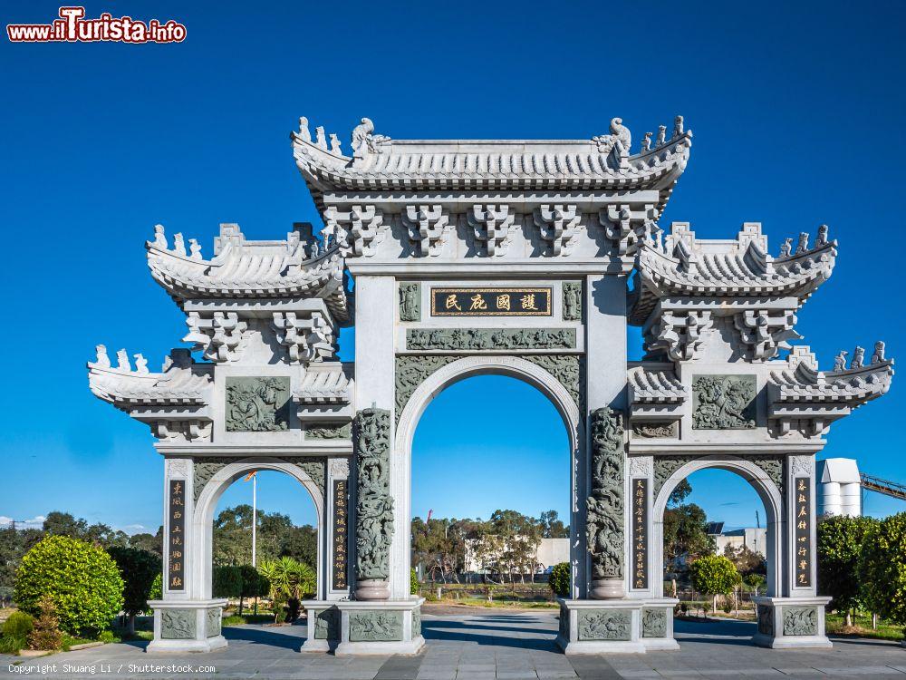 Immagine Antica porta di pietra in stile cinese davanti all'Heavenly Queen Temple di Melbourne, Australia. La scritta significa "Dio benedica il paese e la gente" - © Shuang Li / Shutterstock.com