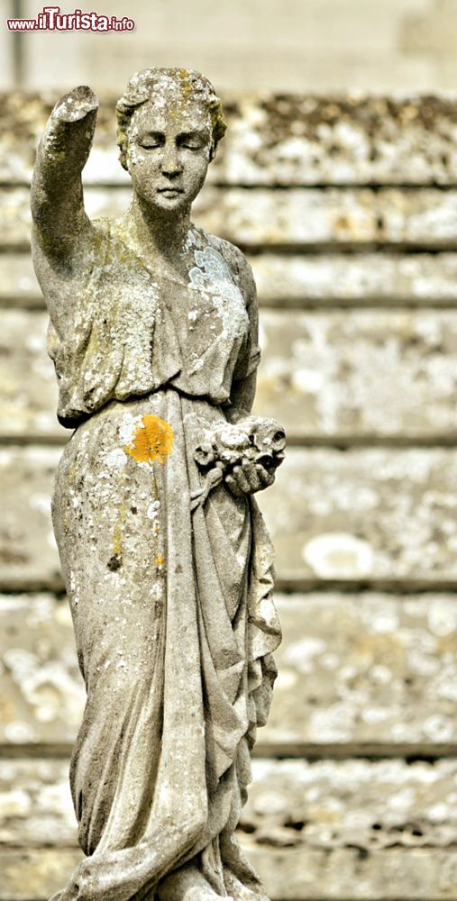 Immagine Antica statua in pietra in un parco cittadino di Besancon, Francia.