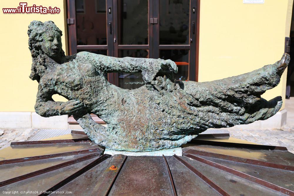 Immagine Antica statua in pietra nel centro storico di Kaufbeuren, Germania - © cityfoto24 / Shutterstock.com