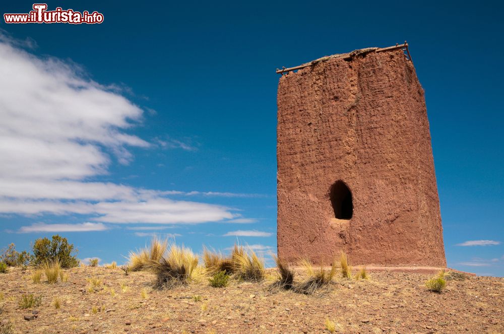 Immagine Antica torre funeraria della popolazione Aymara nei pressi di Oruro, Bolivia.