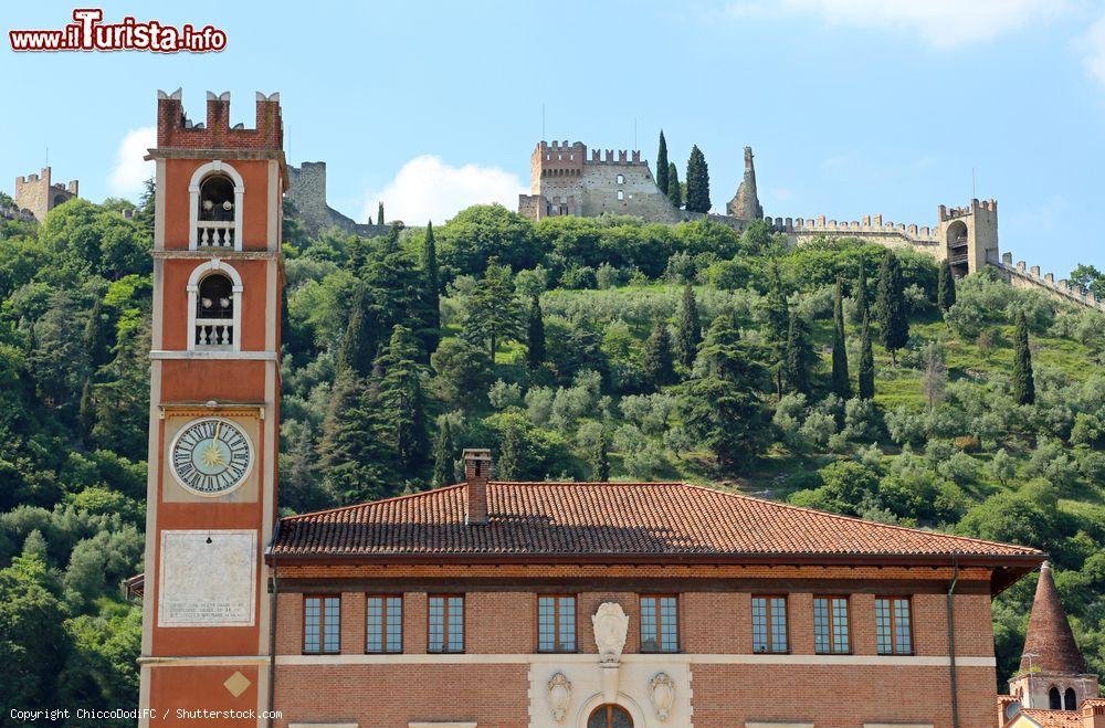 Immagine Antica torre nella piazza principale di Marostica, Vicenza, Veneto. Piazza degli Scacchi (o del Castello) ha forma triangolare e ospita importanti monumenti cittadini - © ChiccoDodiFC / Shutterstock.com