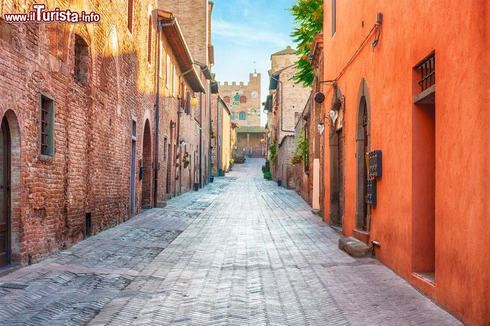 Immagine Un'antica via nel centro di Certaldo, Toscana, Italia. Situato in Valdelsa, questo Comune della provincia di Firenze ospita numerosi edifici di interesse storico e culturale.