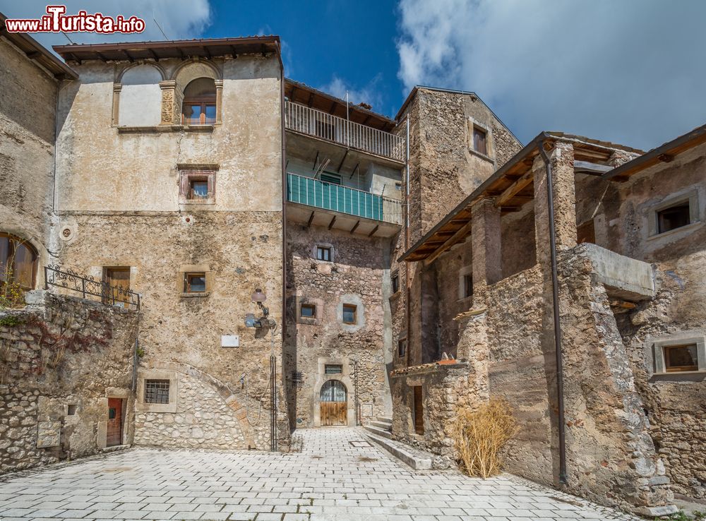 Immagine Le antiche abitazioni di Santo Stefano di Sessanio affacciate sul centro storico, L'Aquila, Abruzzo.