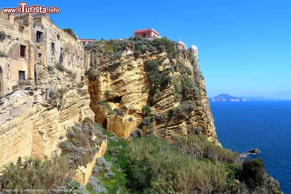 Immagine Antiche abitazioni e mare sull'isola di Procida, golfo di Napoli, Campania - © giannimarchetti / Shutterstock.com