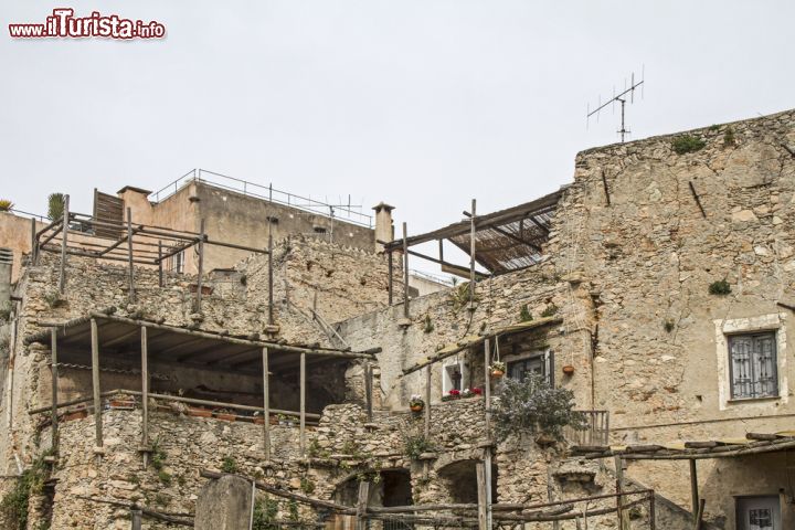Immagine Antiche abitazioni in pietra nel vecchio borgo di Borgio Verezzi, provincia di Savona, Liguria - © Eder / Shutterstock.com