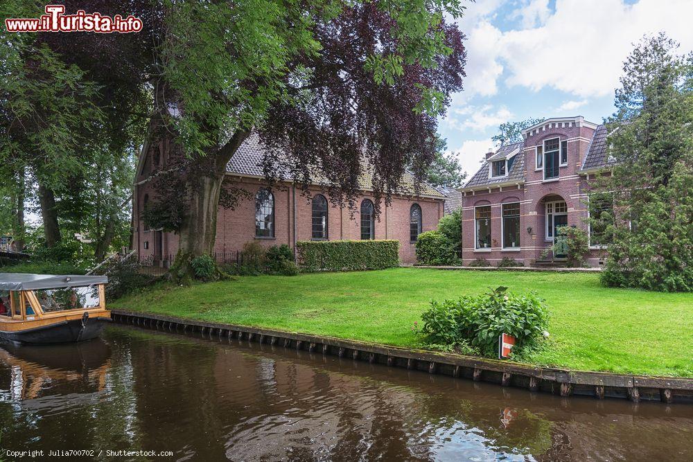 Immagine Antiche abitazioni lungo il canale di Giethoorn, Paesi Bassi - © Julia700702 / Shutterstock.com