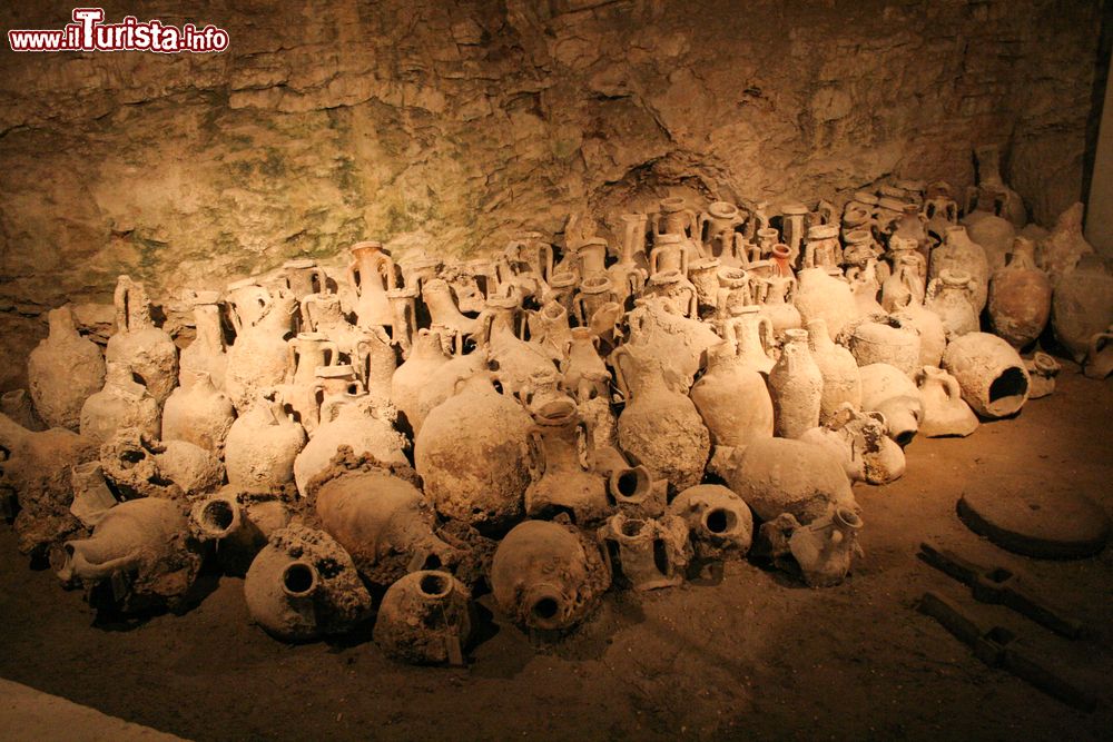 Immagine Antiche anfore romane nella città di Pola, Croazia.