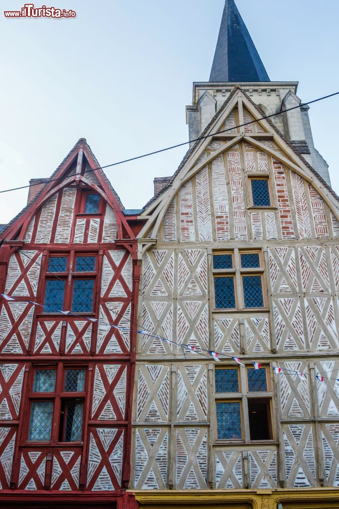 Immagine Antiche case a graticcio nel centro storico di Montrichard, Francia. Questa cittadina sorge sulle rive del fiume Cher.