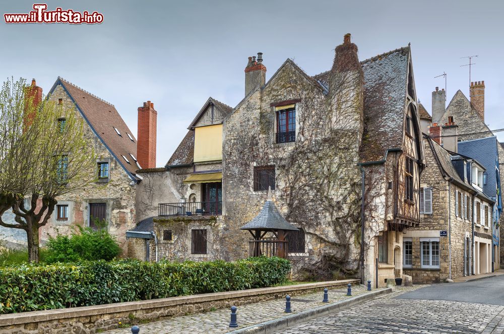 Immagine Antiche case in pietra nel cuore di Nevers, Francia.