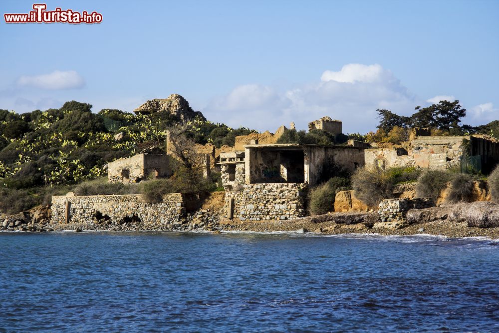 Immagine Antiche costruzioni sulla spiaggia di Is Mortorius in Sardegna