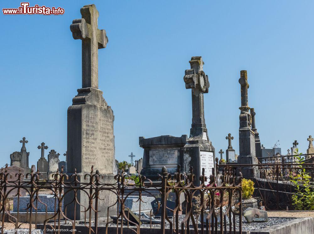 Immagine Antiche croci in pietra al cimitero di Paray-le-Monial, Francia - © Daan Kloeg / Shutterstock.com