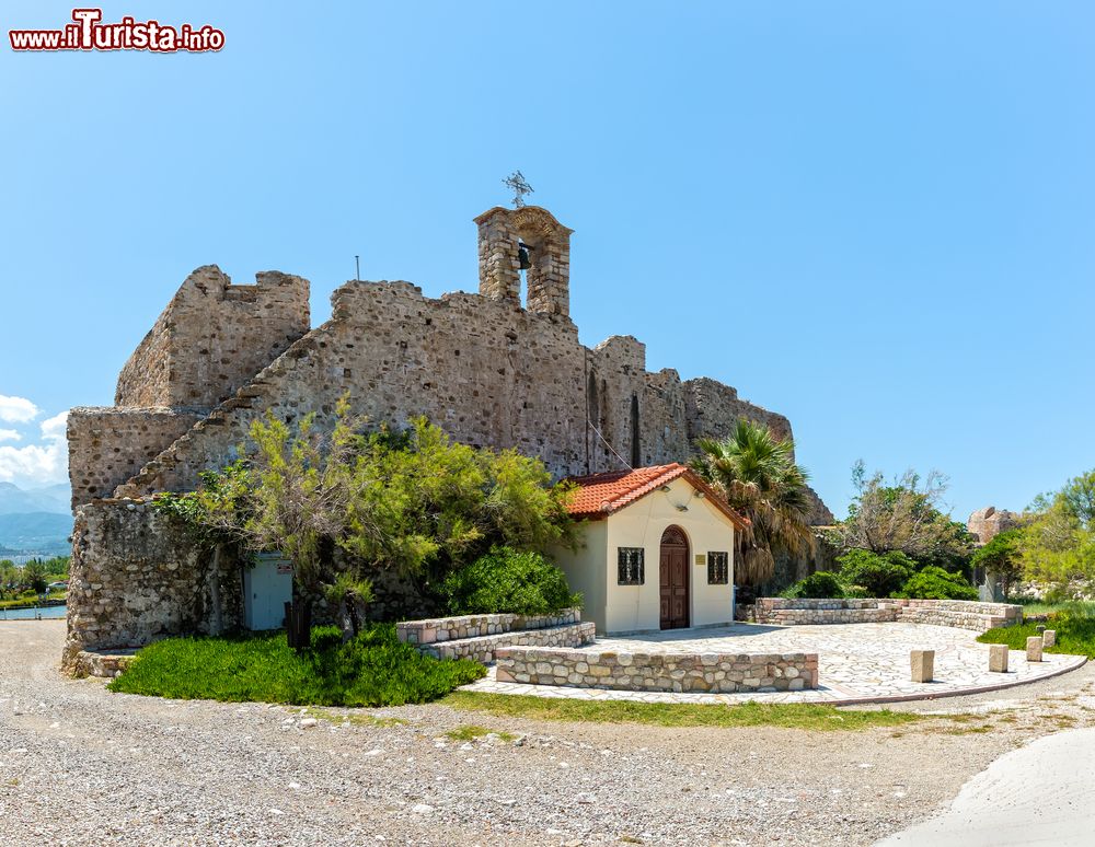 Immagine Antiche mura della fortezza di Rion a Patrasso, Grecia. Venne costruito dal sultano Bayazid II° nel 1499 sulle rovine del vecchio tempio di Poseidone.