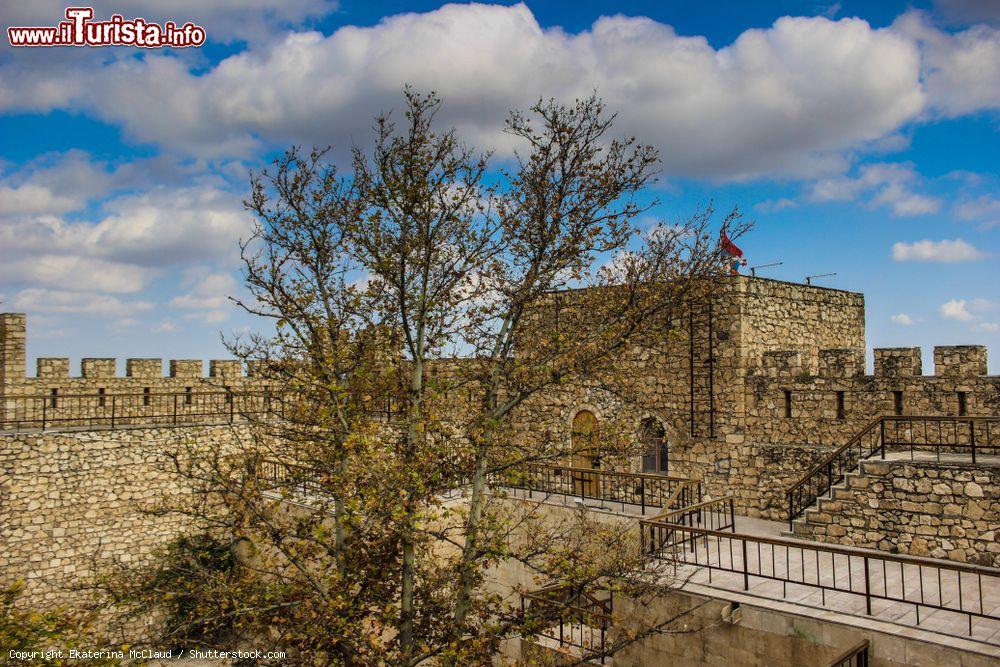 Immagine Antiche rovine nei pressi di Stepanakert, Nagorno-Karabakh. La cittadina sorge sulle sponde del fiume Karkar ed è circondata da una natura piuttosto aspra e selvaggia - © Ekaterina McClaud / Shutterstock.com