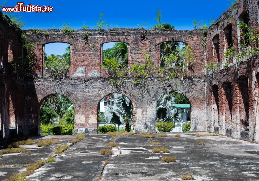 Immagine Antiche rovine nella città di Paramaribo, capitale del Suriname (America Meridionale).