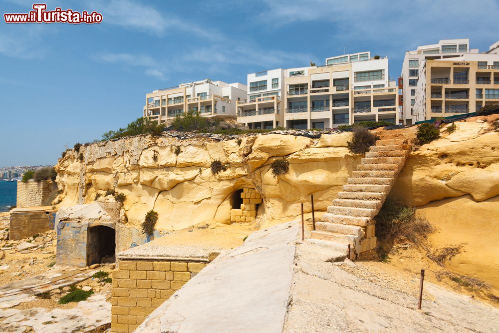 Immagine Le antiche scale della fortezza Tigne a Sliema e, sullo sfondo, nuovi appartamenti, Malta. Questa fortificazione fu costruita nel 1792 dall'Ordine di San Giovanni.