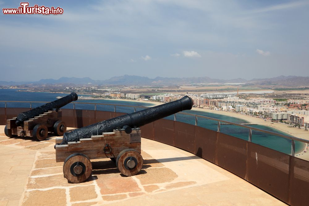 Immagine Antichi cannoni sulla fortezza di Aguilas, Spagna. Su un promontorio della parte alta del centro antico si erge il castello di San Juan de Aguilas costruito nel 1579 a scopo difensivo.