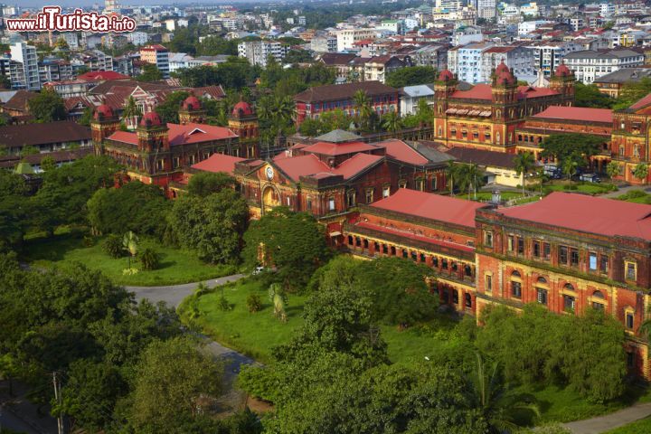 Immagine Antichi edifici coloniali nella cittadina di Yangon, Myanmar - © ben bryant / Shutterstock.com