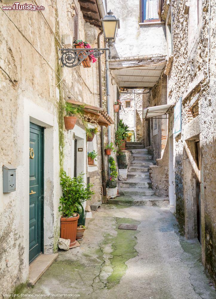 Immagine Antichi edifici del centro storico di Poggio Moiano, Rieti (Lazio) - © Stefano_Valeri / Shutterstock.com