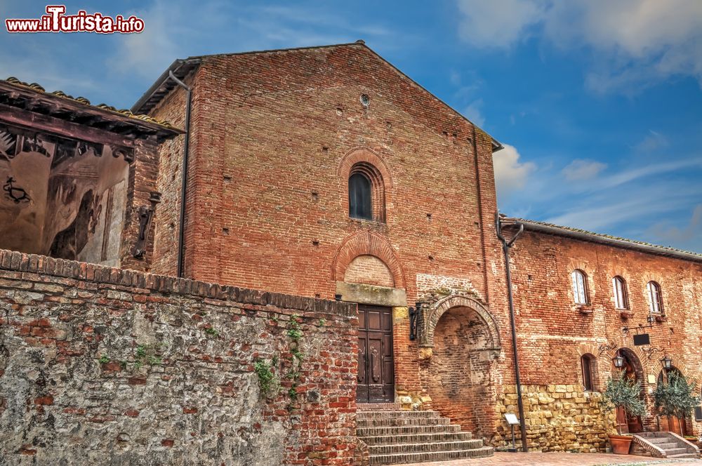 Immagine Antichi edifici in una piccola piazza di Certaldo, Toscana, Italia. Questo grazioso borgo si affaccia su un territorio ricco di itinerari storici e naturalistici.