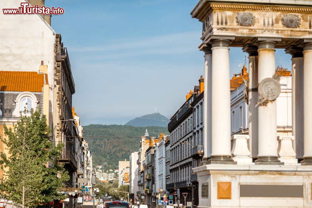 Immagine Antichi edifici nel centro di Clermont-Ferrand, Francia. Sullo sfondo, il vulcano spento Puy-de-Dome: qui, in epoca pre-cristiana, si svolgevano cerimonie religiose.