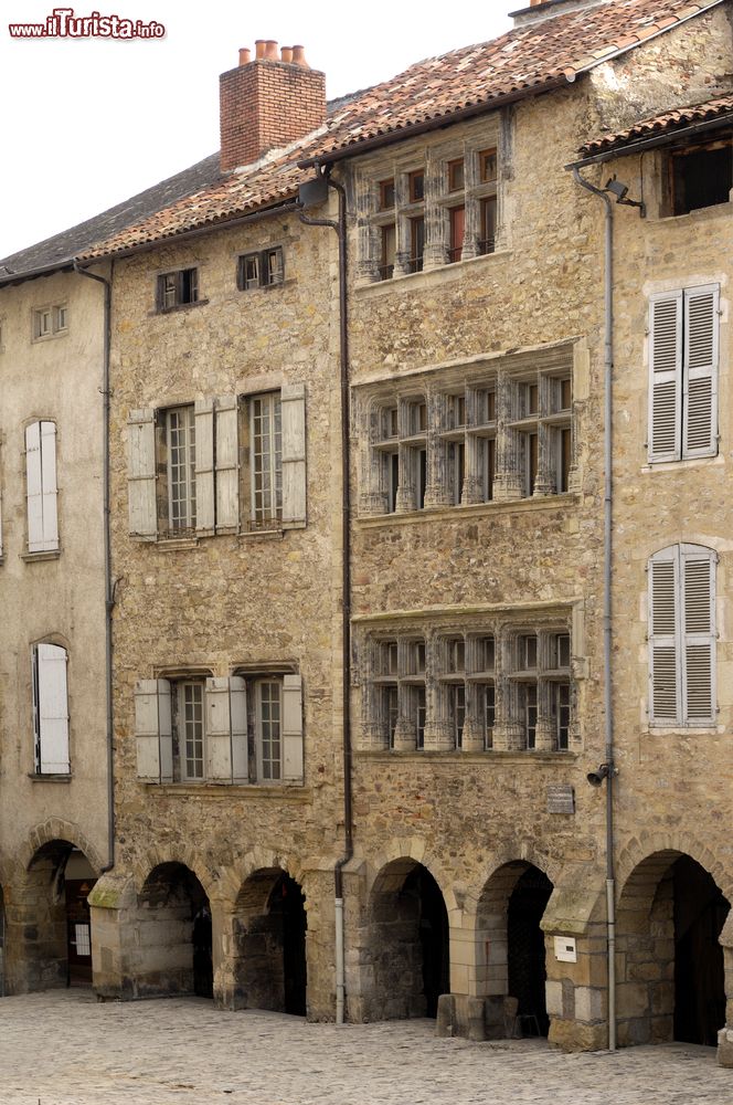 Immagine Antichi edifici nel centro di Villefranche de Rouergue, Francia. Di particolare interesse la forma delle finestre e gli archi del porticato.