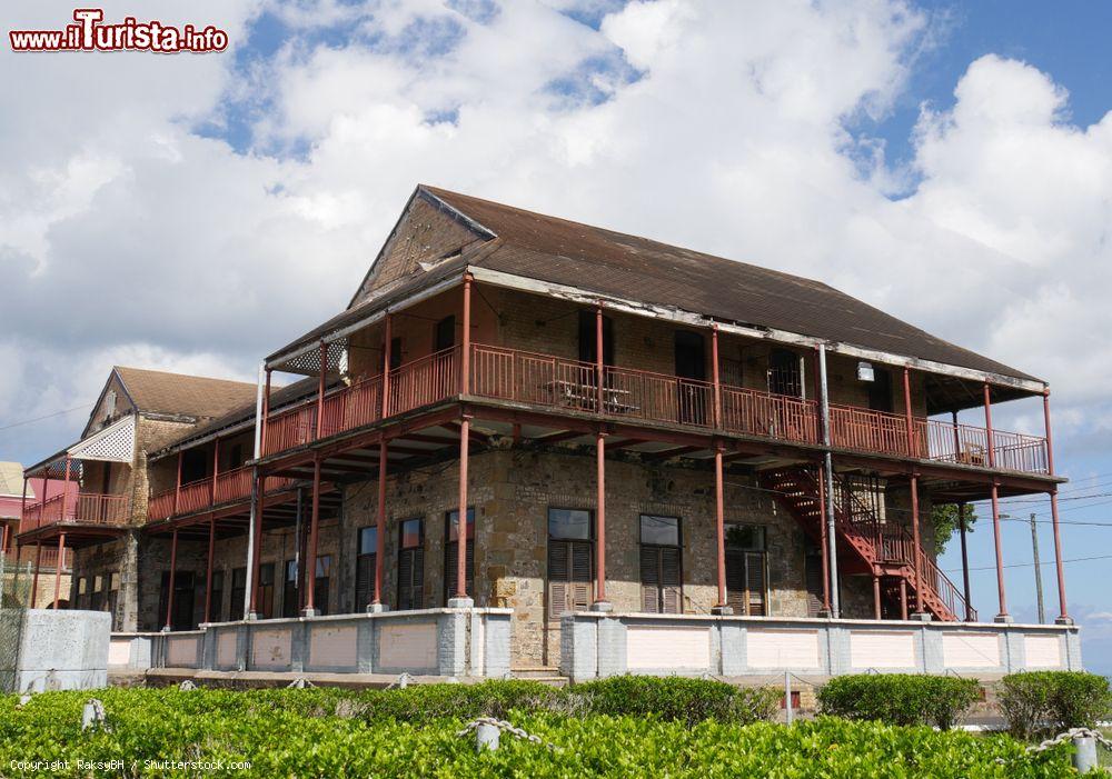 Immagine Antichi edifici sull'isola di Saint Lucia, Caraibi - © RaksyBH / Shutterstock.com