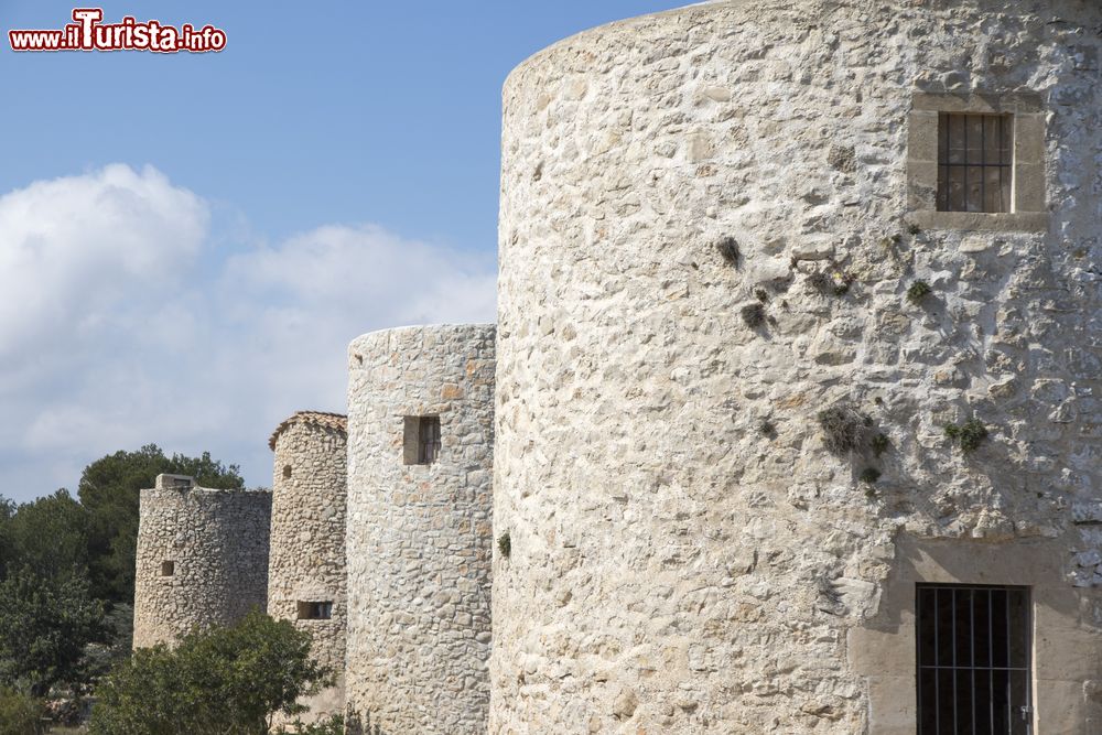 Immagine Antichi mulini nella cittadina di Javea, Alicante, Spagna. Siamo nella Comunità Autonoma Valenciana, sulla Costa Blanca.