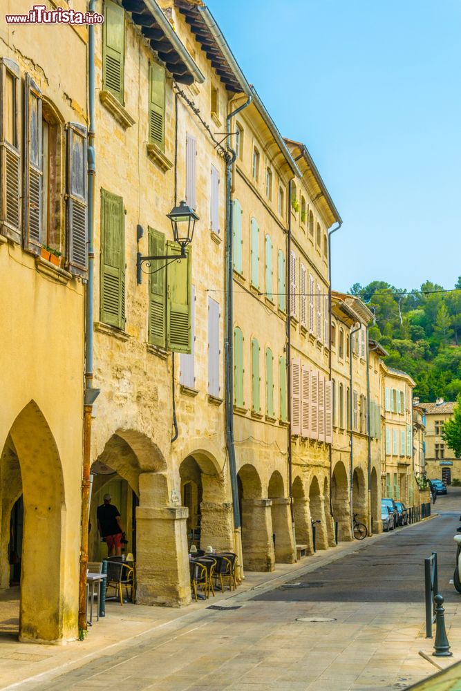 Immagine Antichi palazzi affacciati nel centro di Villeneuve-les-Avignon, Francia.