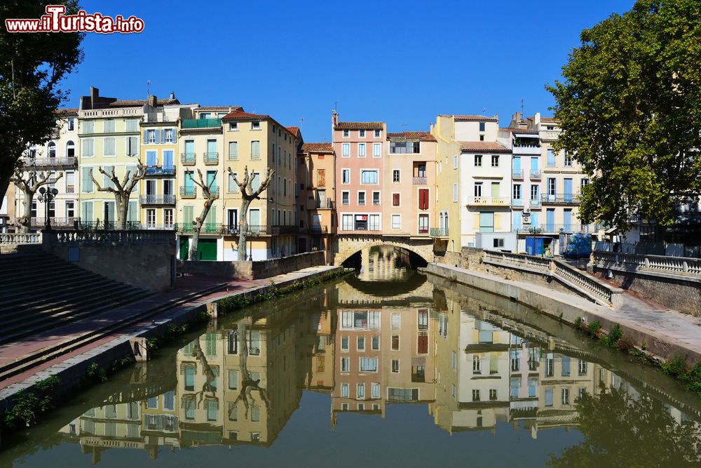 Immagine Antichi palazzi affacciati su un canale della città di Narbonne, Francia.