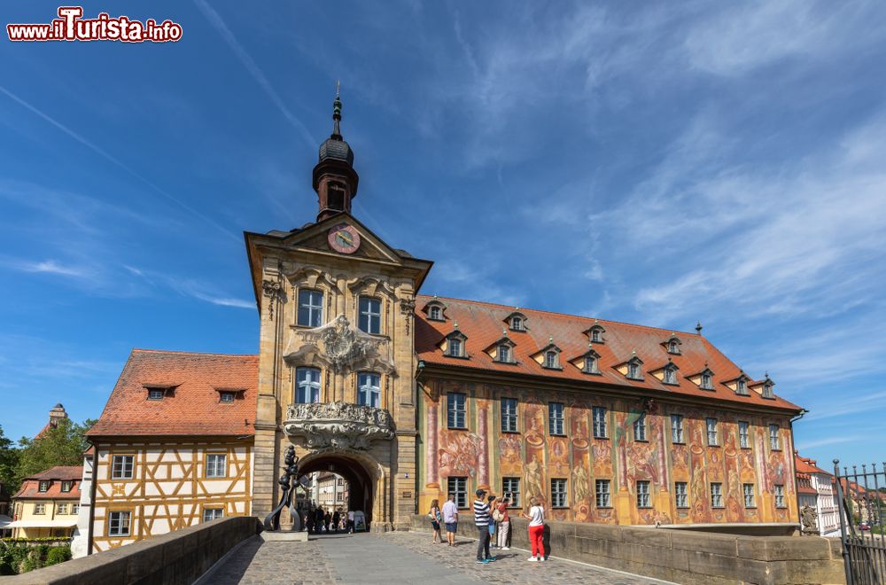 Immagine Antichi palazzi con affreschi e architettura a graticcio nel centro di Bamberga, Germania.