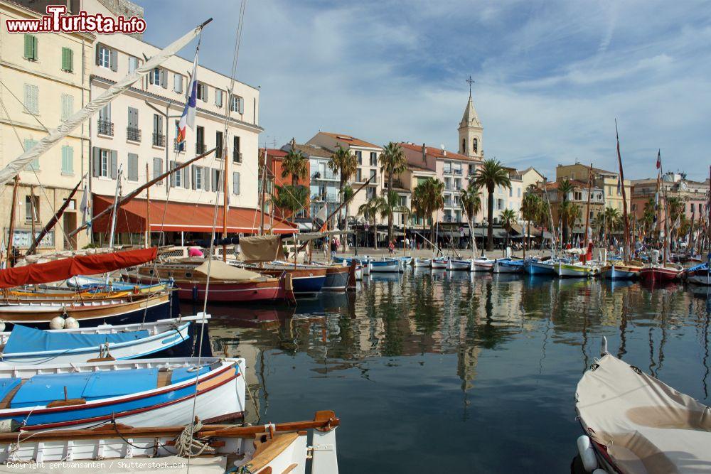 Immagine Antichi palazzi di Sanary-sur-Mer affacciati sulle acque del Mediterraneo, Francia: una bella immagine del porto cittadino - © gertvansanten / Shutterstock.com