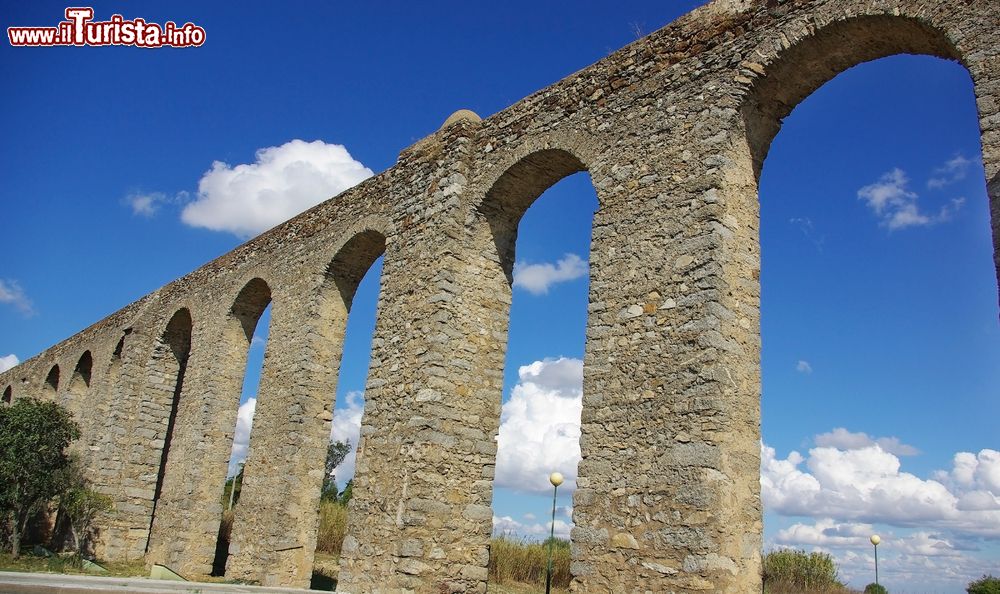 Immagine L'antico acquedotto romano della città di Evora, Portogallo. E' una delle principali attrazioni della città: l'Aqueduto da agua de Prata è una splendida costruzione lunga ben 8 chilometri innalzata attorno al 1531.