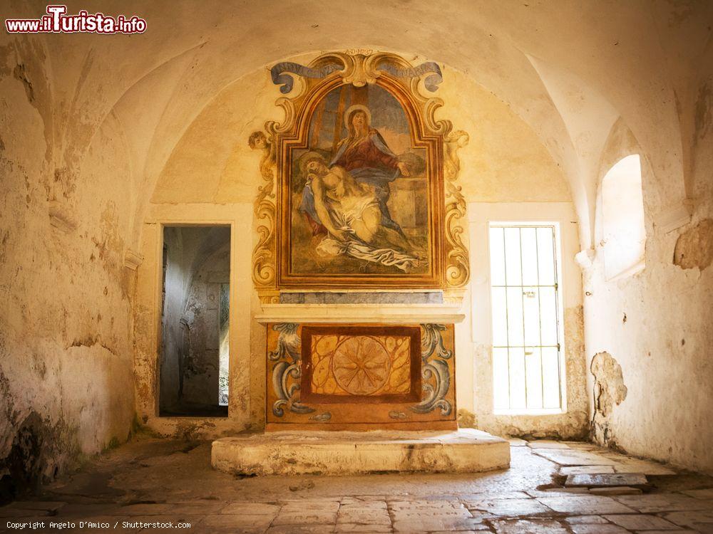 Immagine L'antico altare dell'eremo di Santo Spirito a Majella, Roccamorice, Abruzzo. Siamo all'interno dell'oratorio della Maddalena. Questa è la parte più antica della struttura monastica che si presenta con archi a sesto acuto e due porte a lato dell'altare che conducono al coro - © Angelo D'Amico / Shutterstock.com