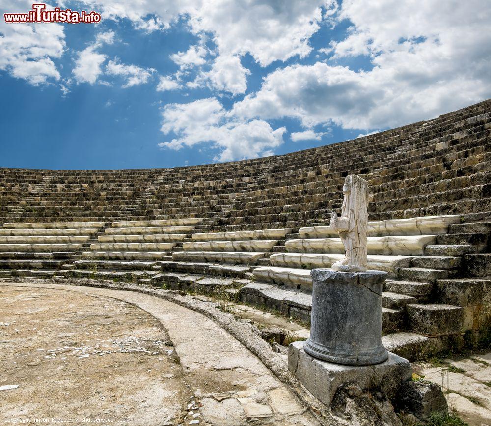 Immagine L'antico anfiteatro della città di Salamis, nei pressi di Famagosta, Cipro Nord. Per gli appassionati di archeologia, questo suggestivo sito archeologico è imperdibile - © Anton Kudelin / Shutterstock.com