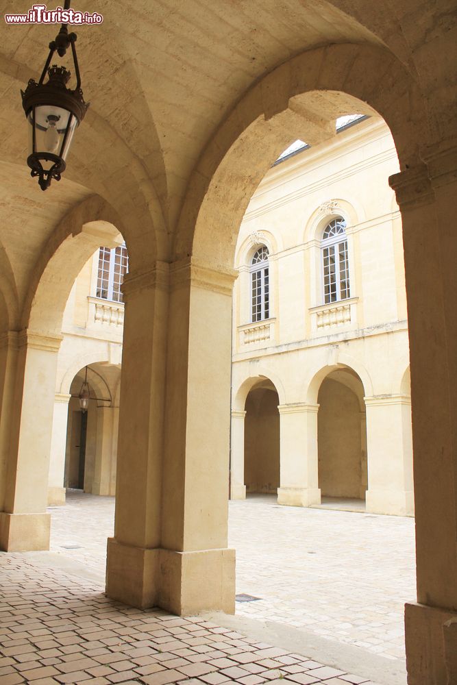 Immagine Antico arco nel Municipio di Uzes, Francia.