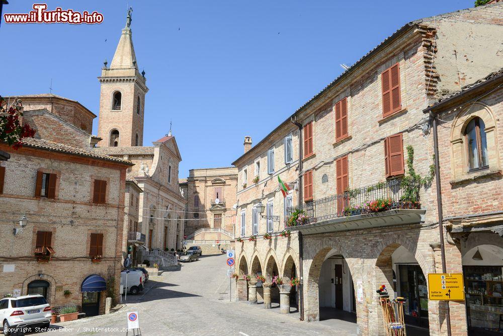 Immagine L'antico centro storico di Ripatransone nelle Marche, Italia. L'impianto del paese è tipicamente medievale e accoglie ancora oggi resti di fortificazioni del passato - © Stefano Ember / Shutterstock.com