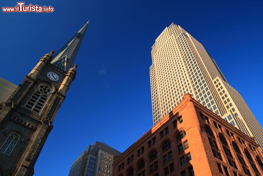 Immagine Antico e moderno nella città di Cleveland, Ohio, USA: un campanile in stile gotico con orologio e un futuristico grattacielo.