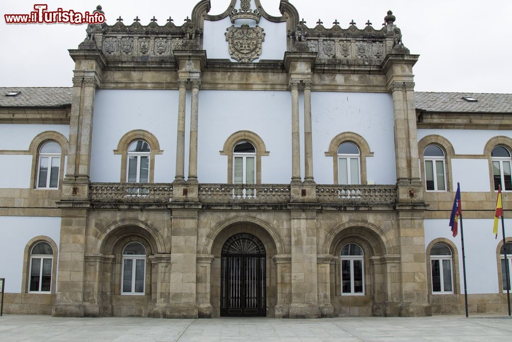 Immagine Antico edificio con decorazioni sulla facciata nel centro di Lugo, Spagna.