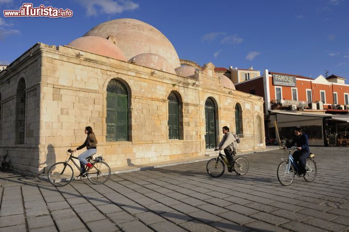 Immagine Antico edificio del centro storico di Chania, isola di Creta. La città vecchio e il porto sono circondati dal forte veneziano costruito a partire dal 1538 - © T photography / Shutterstock.com