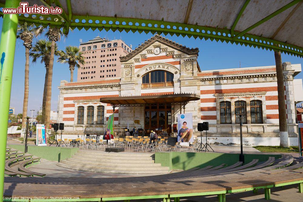 Immagine L'antico edificio doganale della città di Arica, Cile. Questa bella costruzione è caratterizzata nella parte centrale dalla presenza di un timpano, elemento architettonico greco - © Dmitry Chulov / Shutterstock.com