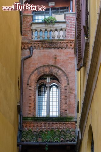 Immagine Antico edificio sul lago Maggiore a Arona, Piemonte - Splendide ville e castelli sontuosi sorgono attorno al lago e nelle sue isole testimoniando storia e cultura di un luogo che si arricchisce di fascino © Philip Bird LRPS CPAGB / Shutterstock.com