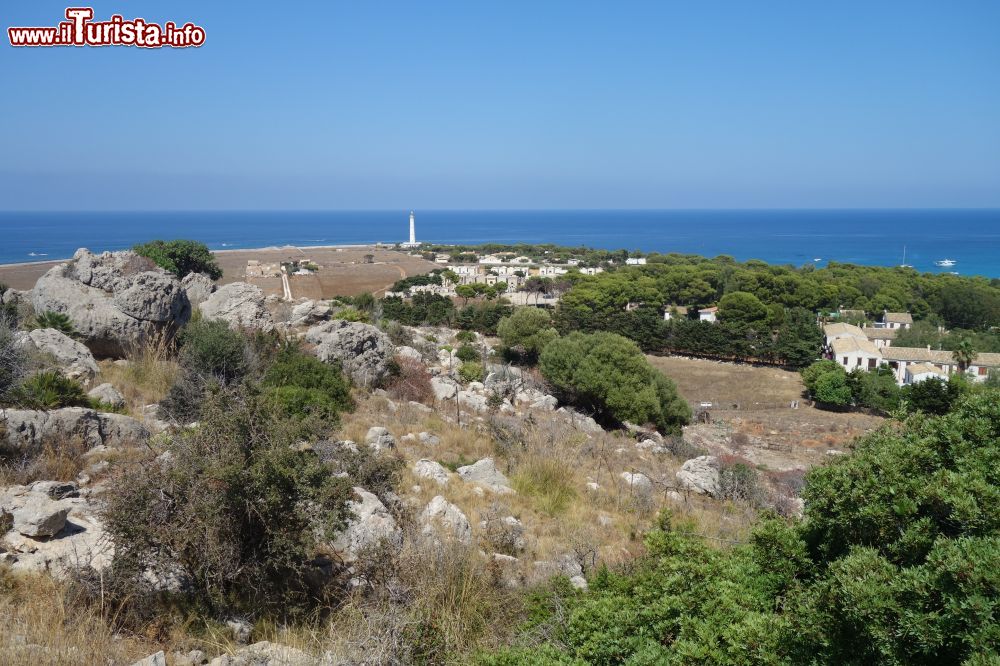 Immagine L'antico faro di Capo San Vito (Sicilia).