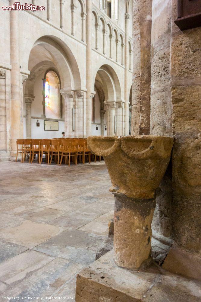 Immagine L'antico fonte battesimale nell'abbazia di Saint-Sauveur-le-Vicomte in Normandia, Francia - © Sue Martin / Shutterstock.com