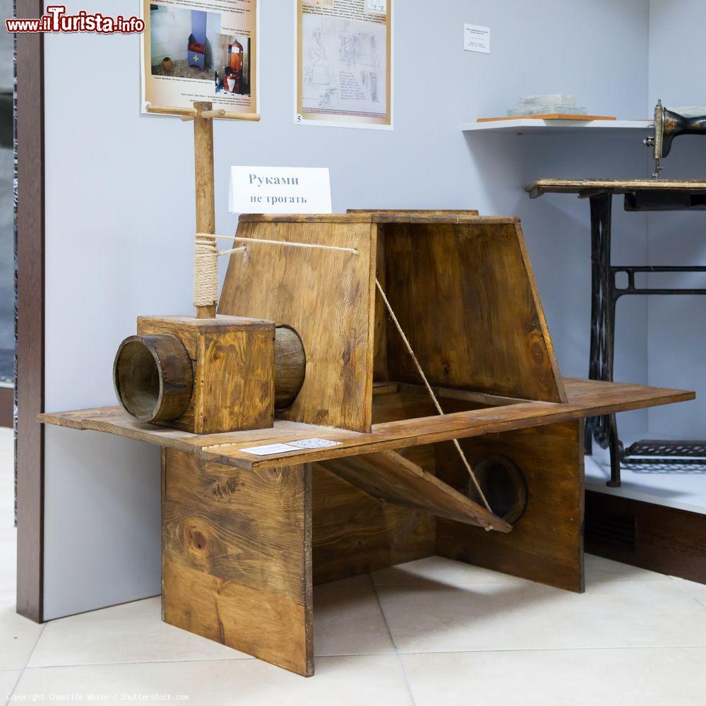 Immagine Un antico oggetto in legno nel museo delle toilette di Kiev, Ucraina - © Chamille White / Shutterstock.com