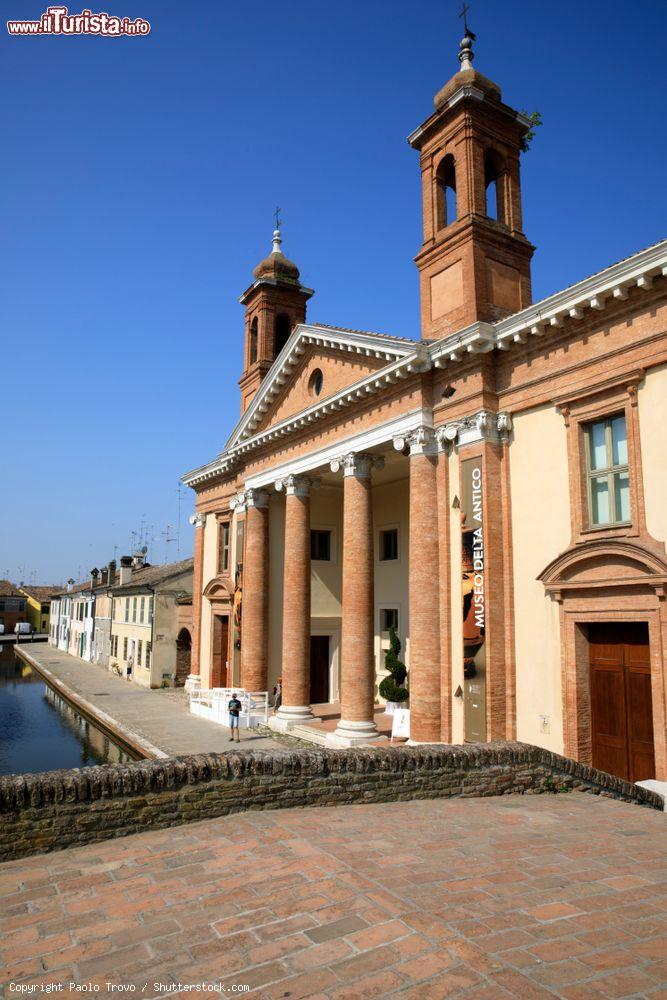 Immagine Antico Ospedale degli Infermi e chiesetta di San Pietro a Comacchio, Ferrara, Emilia-Romagna. Qui si trova la sede del Museo archeologico "Delta Antico" che mostra l'evoluzione del territorio e degli insediamenti umani che hanno caratterizzato la storia dell'antico delta del Po - © Paolo Trovo / Shutterstock.comi