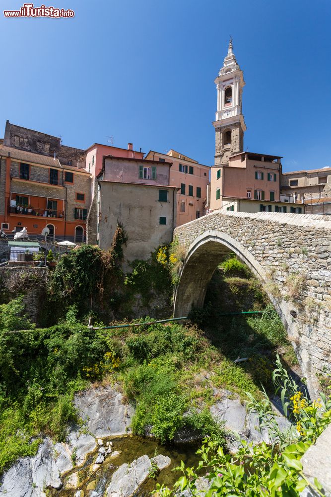Immagine Antico ponte del borgo di Dolcedo di Imperia, Liguria