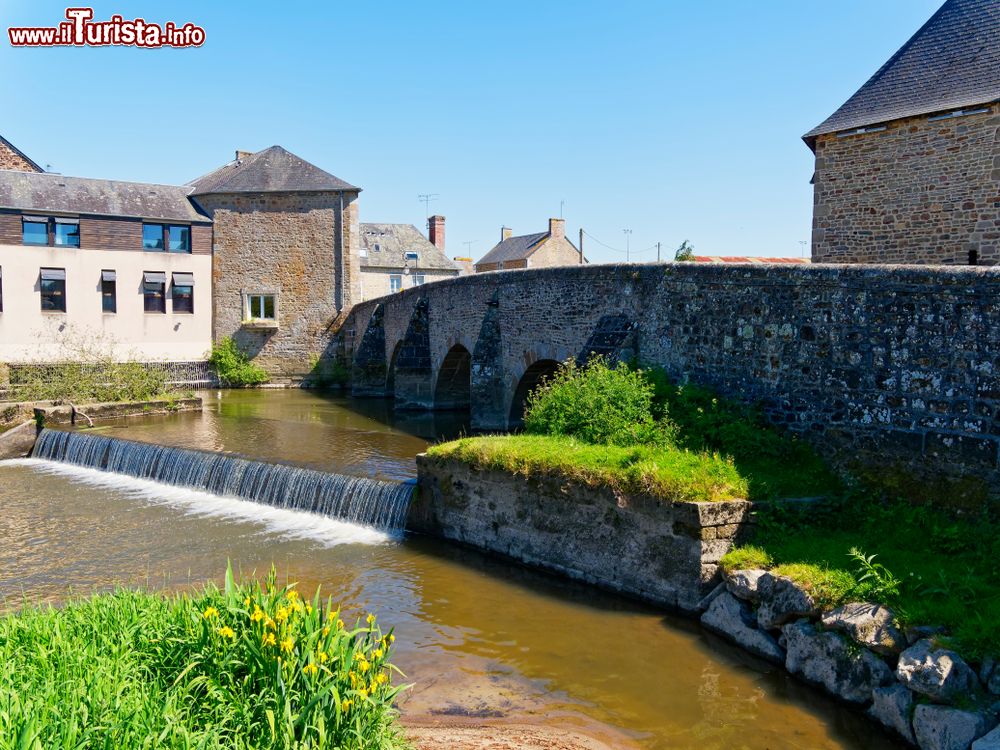 Immagine Antico ponte di pietra sul fiume Selune a Ducey-les-Cheris, in Francia.