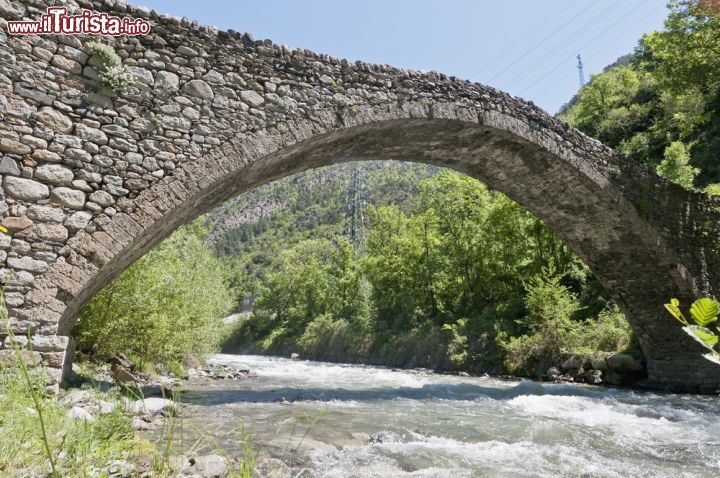 Immagine Antico ponte romanico a Margineda, Andorra. Costruito in pietra, è il più grande di questo genere presente in tutto il principato - © Anibal Trejo / Shutterstock.com