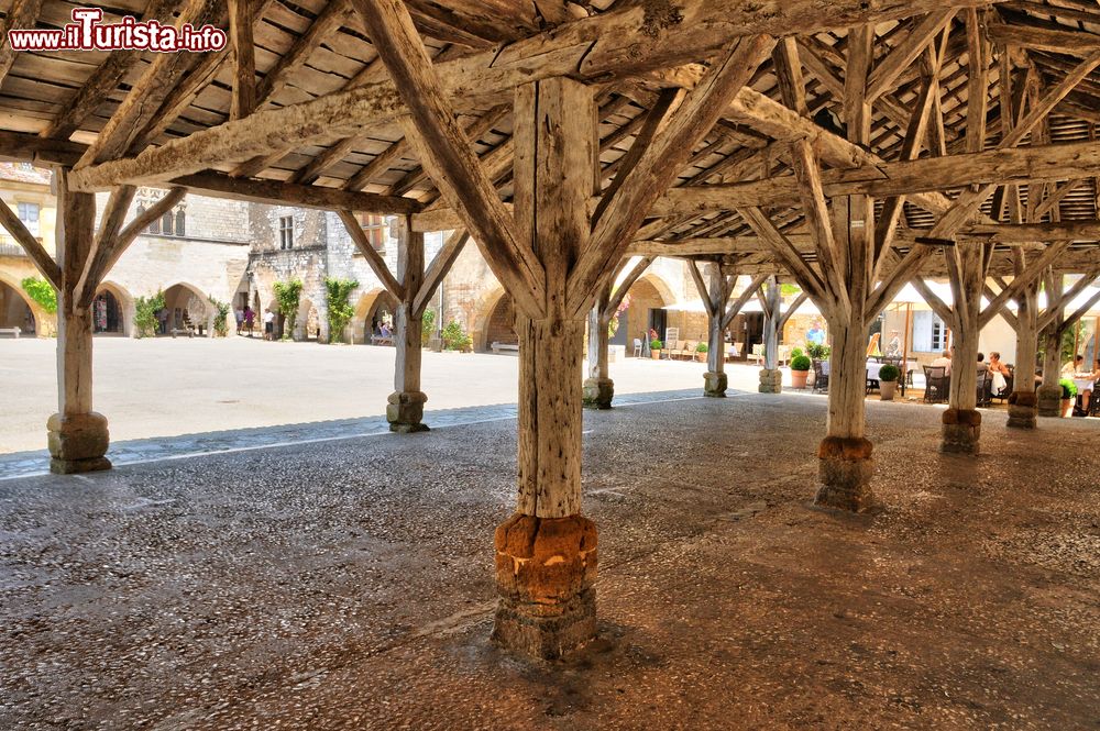 Immagine Antico porticato in legno nel villaggio di Monpazier, Aquitania, Francia. Siamo nel cuore della Dordogna.