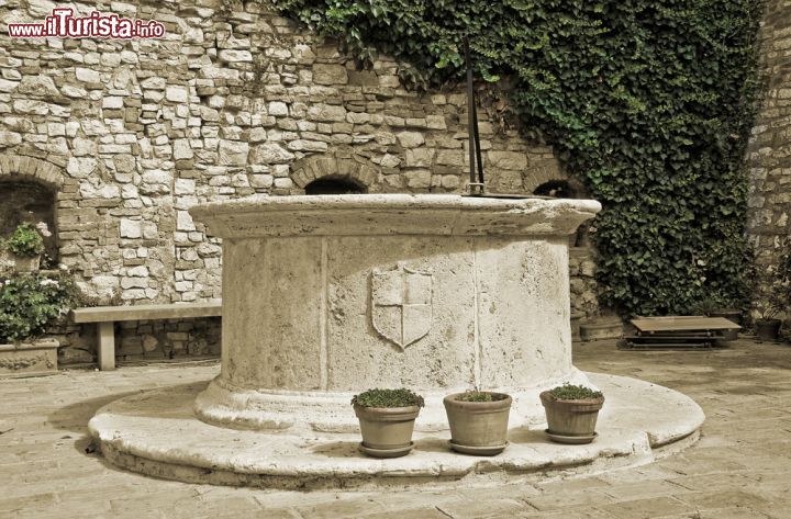 Immagine Un antico pozzo in centro a Corciano in Umbria - © Mi.Ti. / Shutterstock.com